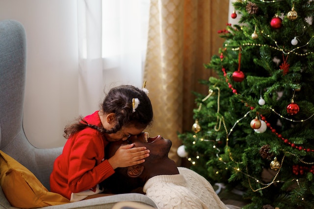 Hoe de perfecte kunstmatige kerstboom voor uw huis te versieren