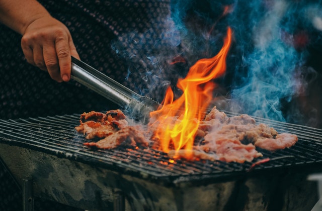 Een beginnersgids voor koken met een Weber Rookoven